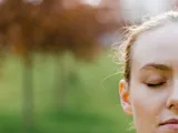 [Oh Hye-seon’un meditasyon köşesi] Depresyonu iten güç, “katı ben”i daha az sıkı tutmakta yatıyordu… Fransız araştırma ekibi, meditasyonun iki farklı tarzını rastgele kontrollü bir denemeyle doğruladı