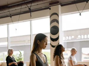 Solo 15 minuti da soli, senza insegnante e senza app… L’effetto di riduzione dello stress della meditazione autoguidata verificato da 2.239 persone in 37 istituzioni