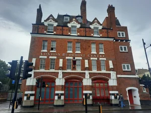 Una estación de bomberos victoriana convertida en centro de meditación: el London Buddhist Centre, en el East End de Londres