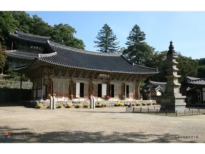 A Day of Meditation at Magoksa, Pausing Under Faded Dancheong