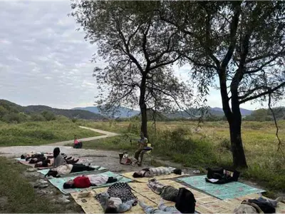 Sulak alanın rüzgârını ve kuş seslerini dinleyerek meditasyon… Gimhae Hwapocheon Sulak Alanı Bilim Merkezi, 1. kuruluş yıl dönümünde meditasyon programı düzenledi