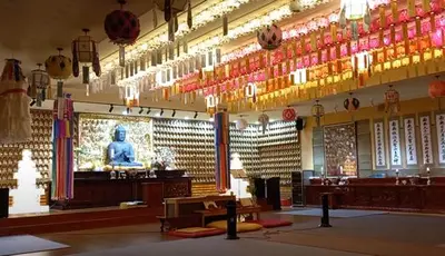 Namsan Chungjeongsa Temple Offers Rest for Tired Office Workers... Napping and Relaxation in Front of Buddha