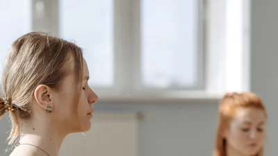 Çocuklukta yaşanan yoksunluk ne kadar fazlaysa, toparlanma da o kadar güçlü oldu… Brown Üniversitesi, dikkat farkındalığı (mindfulness) programının depresyon üzerindeki iyileştirici etkisini doğruladı
