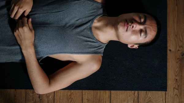 Uyku tutmayan geceden, kişinin kendisiyle birlikte yavaşça çözülen bedene doğru… Dünya meditasyonu ‘kısa, bedenle ve kişiye göre’ yeniden şekilleniyor