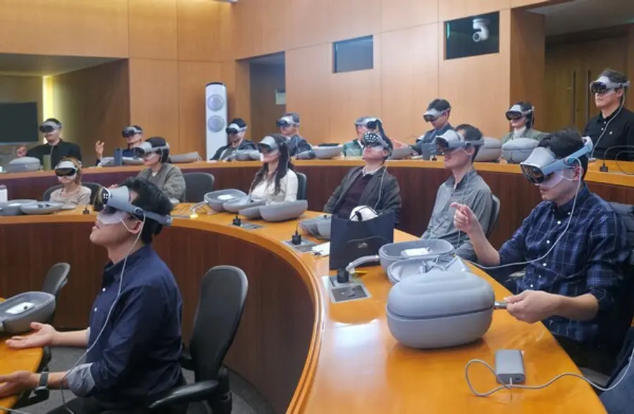 Un dipendente Samsung partecipa a una formazione utilizzando il Galaxy XR presso il Centro di Sviluppo delle Risorse Umane di Samsung. Foto = Samsung Electronics