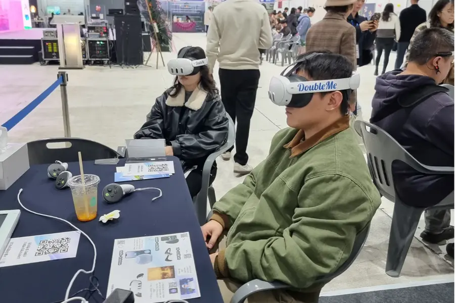 XR명상을 체험하고 있는 관람객들
