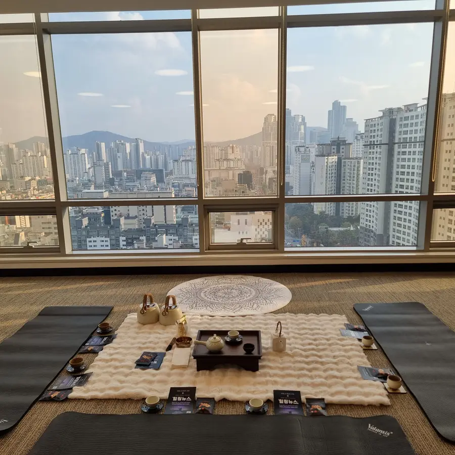 Corso di meditazione del tè tenuto con vista sul tramonto