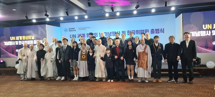 I membri del Comitato Coreano stanno facendo una foto di gruppo.