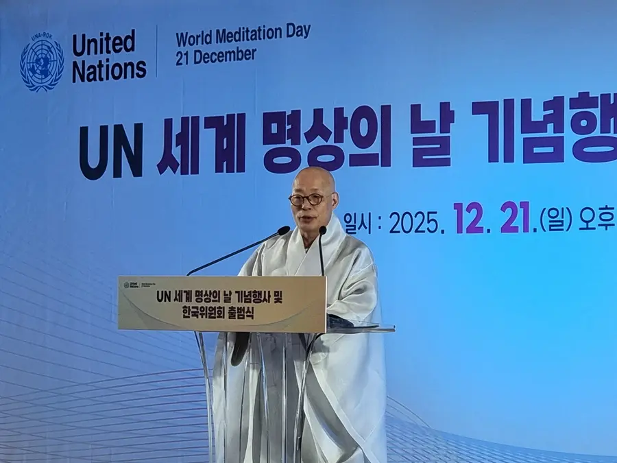 Il monaco Jinwoo, nominato presidente permanente, sta tenendo un discorso.