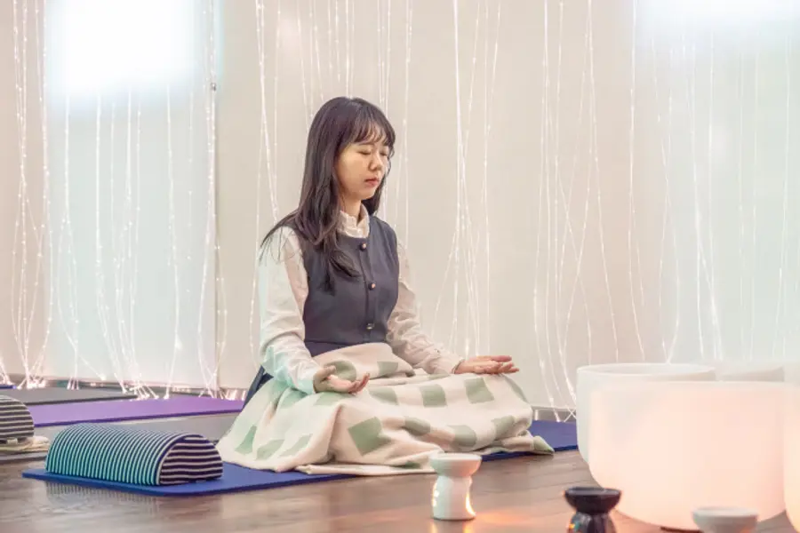 Meditazione durante la terapia con ciotole di cristallo (foto fornita da WE Hotel Jeju)