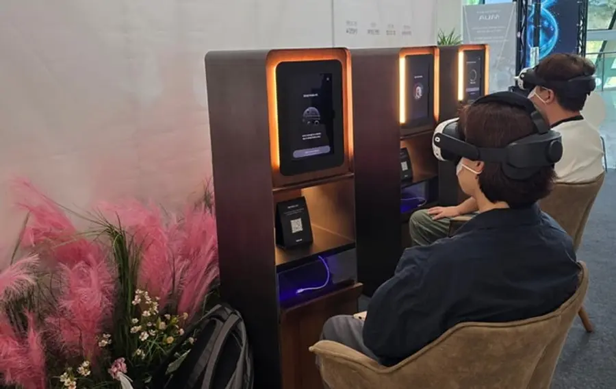 ภาพ: ผู้เข้าชมทดลองใช้มูอาโอ (MUAO) ในงาน ‘เทศกาลภาพยนตร์นานาชาติ AI เชจู 2026’ (ภาพจาก Com2uS N)