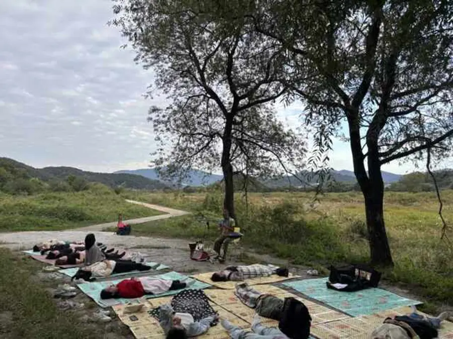 Hwapocheon Sulak Alanı'nda düzenlenen Hwapocheon'un Sessizliğini Dinlemek meditasyon programından (Fotoğraf: Gimhae Belediyesi)