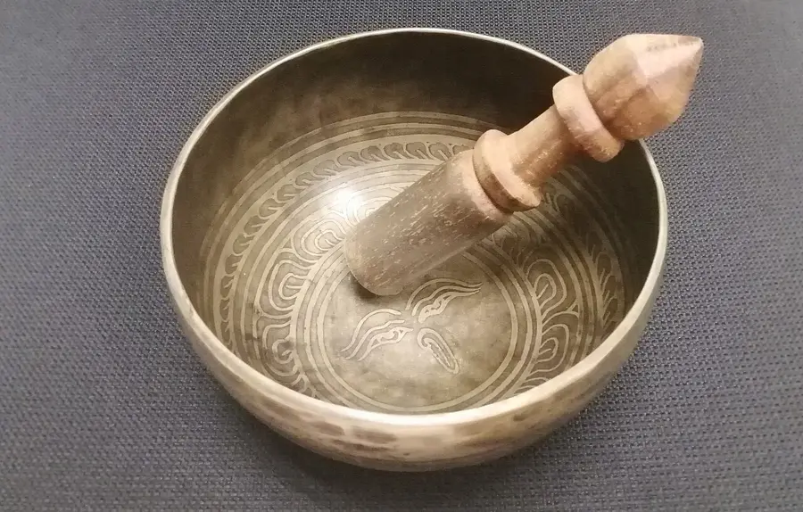 La meditazione con le campane tibetane, che invita a concentrarsi sulla risonanza dei suoni, è una delle esperienze proposte dal Centro Nazionale per la Terapia Forestale (foto Praewjarat, CC0)