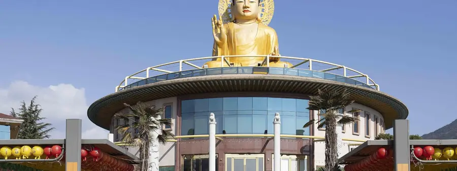 Busan’ın Geumjeong-gu ilçesindeki Hongbeopsa Tapınağı’nda Amitabha Buddha heykeli. Fotoğraf: ABD Donanması (kamu malı), Wikimedia Commons