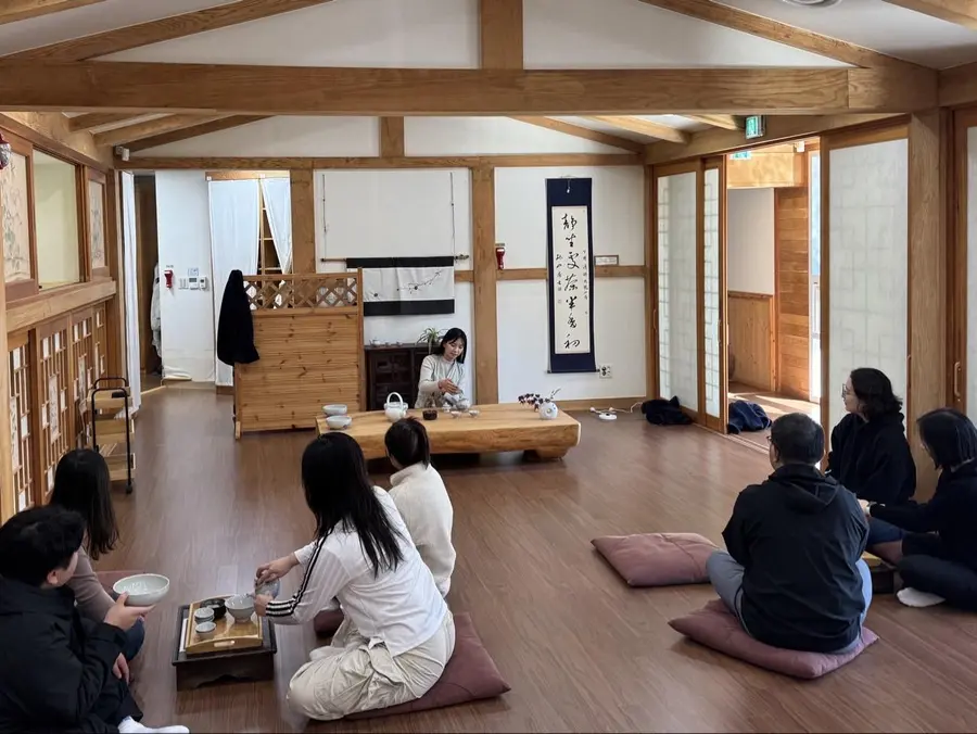 국립산림치유원 실내 프로그램에서 차를 우리는 참가자들. 사진=한국산림복지진흥원 국립산림치유원 제공
