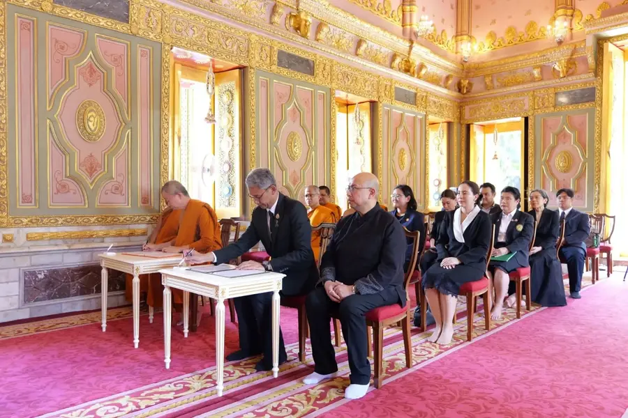 El 19 de octubre, representantes de la Universidad Budista Mahamakut y de la Universidad Kasetsart firman un memorando de cooperación académica sobre atención plena, meditación y neurociencia. (Foto: Facultad Internacional de la Universidad Kasetsart)