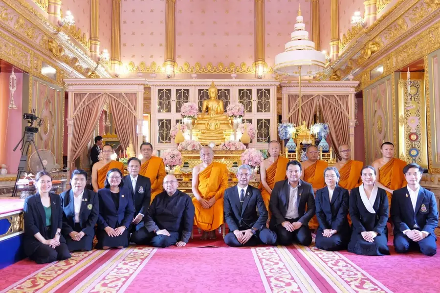Monjes de la Universidad Budista Mahamakut y representantes de la Universidad Kasetsart asistentes a la firma del acuerdo. (Foto: Facultad Internacional de la Universidad Kasetsart)