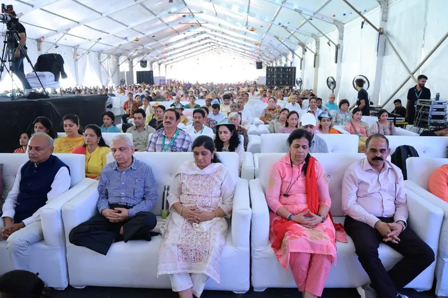 Participantes meditan juntos con los ojos cerrados en una edición anterior del Maha Yog Dhyan Kumbh. (Foto: PMC Society)