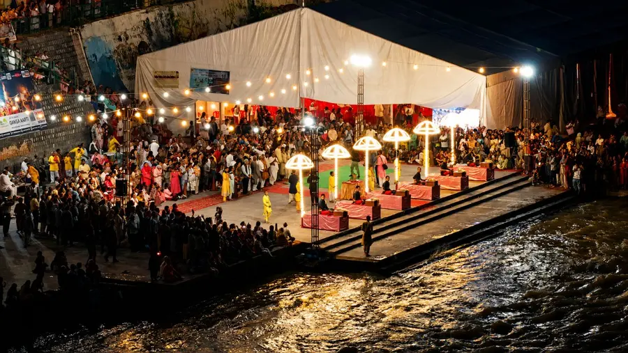 Ceremonia hindú Ganga Aarti, que se celebra cada tarde a orillas del Ganges. (Foto: PMC Society)